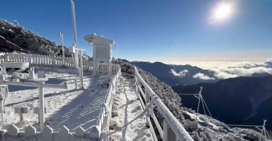 今明晨可能10度以下! 玉山白雪覆蓋秀雪景 網友: 銀白世界超美